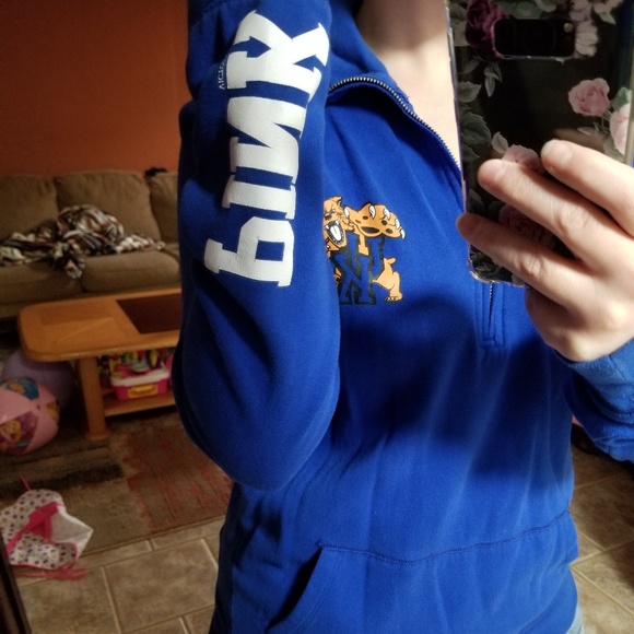 VS Collegiate Quarter Zip Pullover UofK - Picture 2 of 8